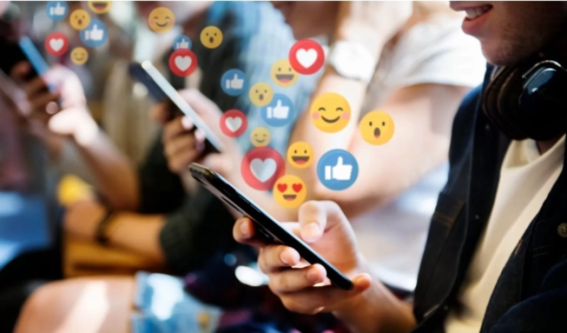 Presiunea social media asupra adolescenților