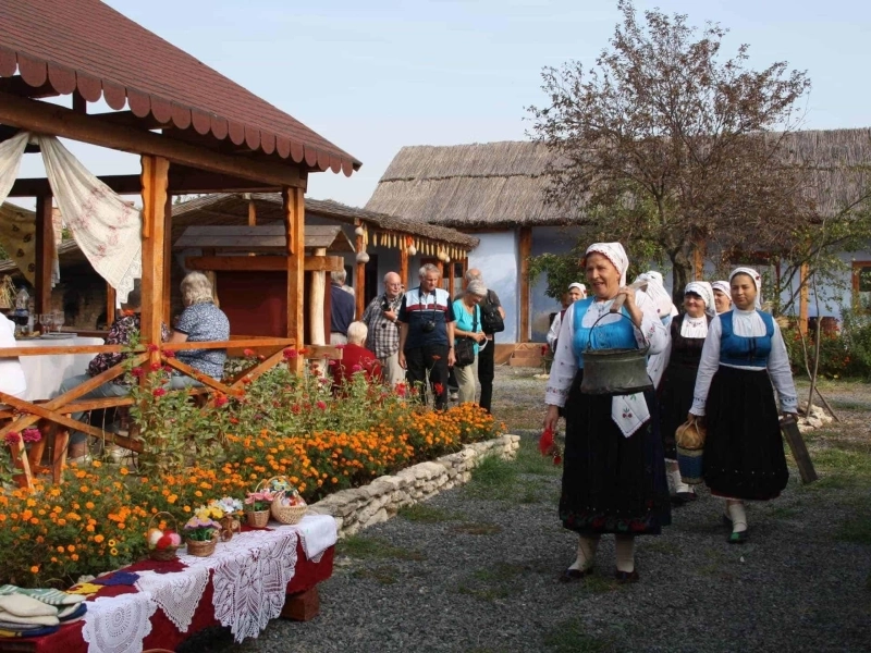 Cum comunitățile mici își păstrează tradițiile?