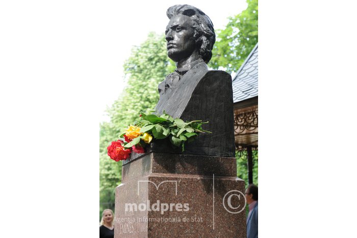 Poetul Mihai Eminescu a fost comemorat la Chișinău la 132 de ani de la trecerea în eternitate