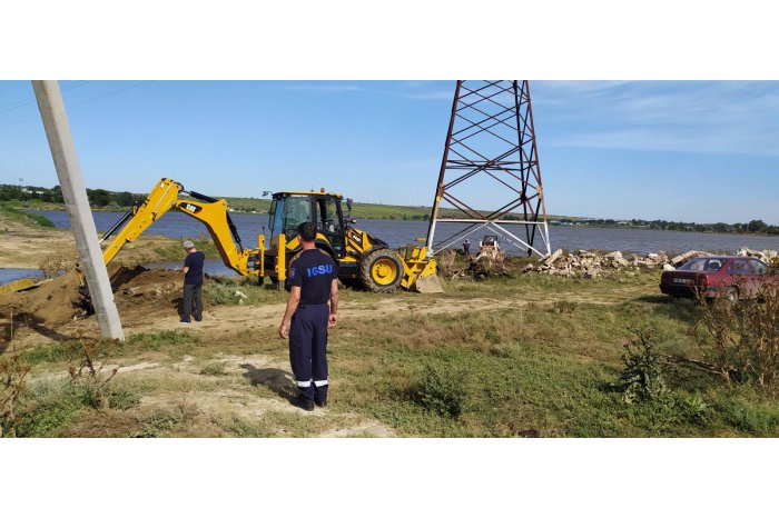 Salvatorii supraveghează lacul Comrat, unde există riscul revărsării după ploi