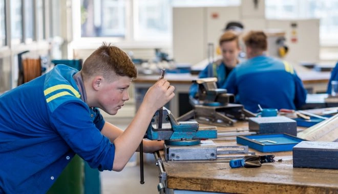 Guvernul oferă mai multe facilități pentru elevii și agenții economici implicați în învățământul dual