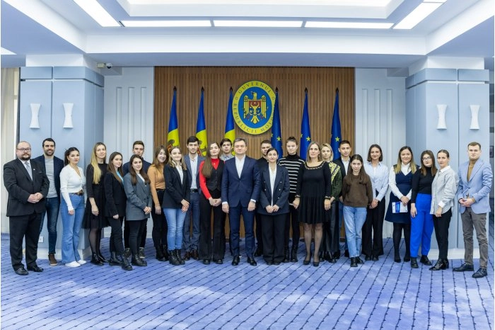 Prim-ministrul Dorin Recean s-a întâlnit cu tinerii participanți la Programul de stagii plătite în serviciul public, implementat de Guvern