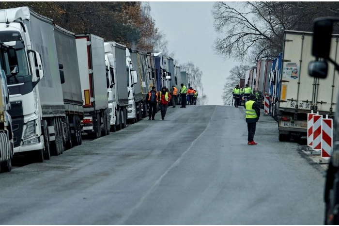 Transportatorii polonezi au reluat blocada la cel mai mare punct de tranzit de mărfuri cu Ucraina