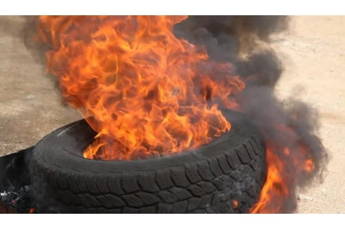 Autorităţile recomandă populaţiei să renunţe la arderea anvelopelor în noaptea de Paşti