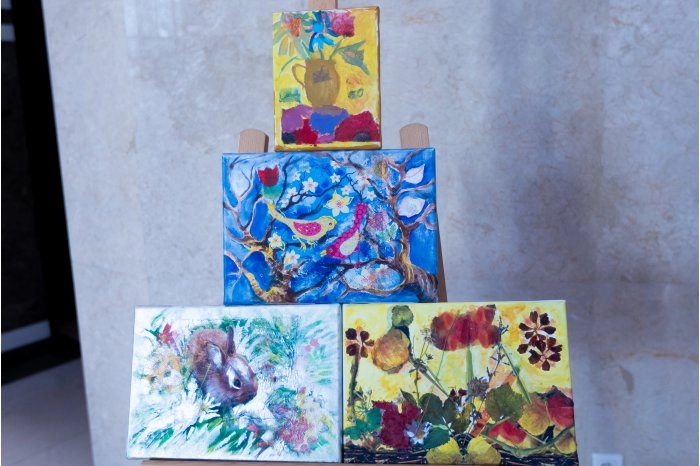 Parlamentul găzduiește o expoziție caritabilă de picturi, realizate de copii din țara noastră și refugiați din Ucraina