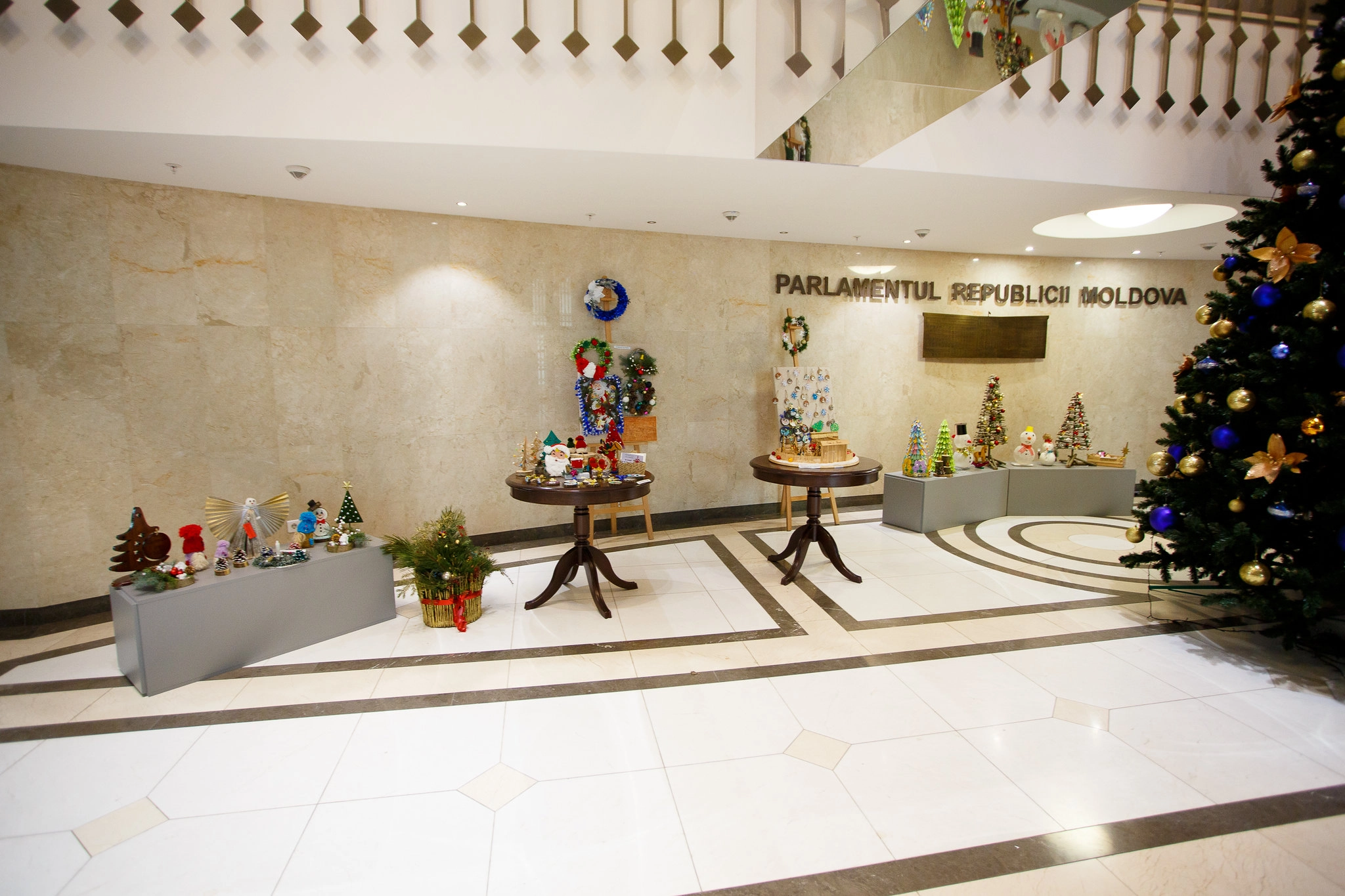 Parlamentul găzduiește o expoziție dedicată sărbătorilor de iarnă
