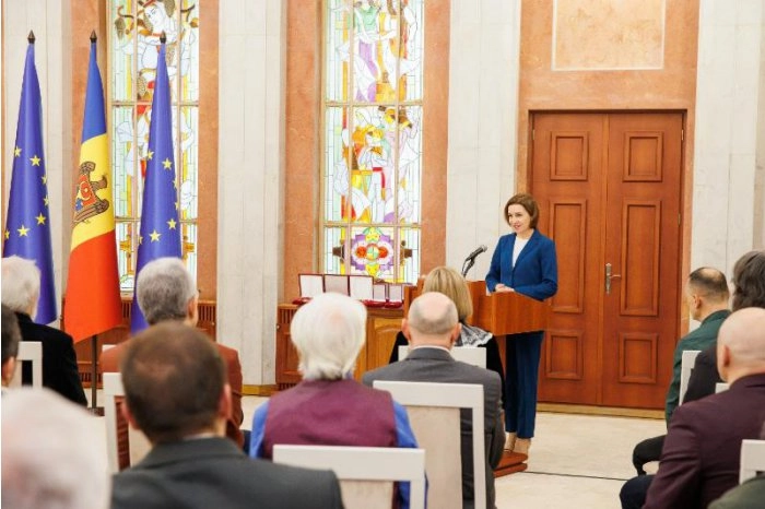 Președintele Maia Sandu a înmânat distincții mai multor oameni din domeniul culturii