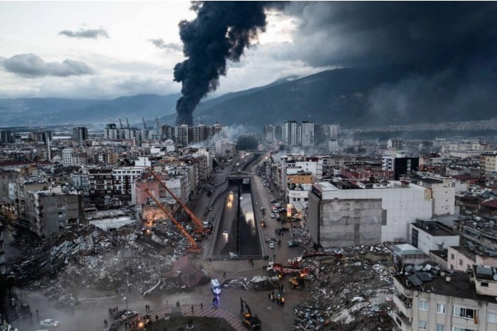 Peste 16.000 de oameni şi-au pierdut viaţa în cutremurele din Turcia şi Siria