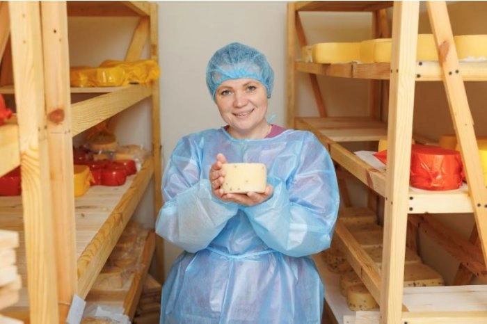 ADUCEM EUROPA ACASĂ: O familie din Gâsca, sprijinită de UE, face caşcaval care nu cedează celor mai faimoase soiuri din lume