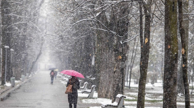 Precipitații mixte, polei pe drumuri, miercuri