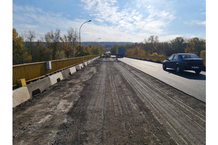Drumarii desfăşoară lucrări de remediere a degradărilor unui pod peste Nistru