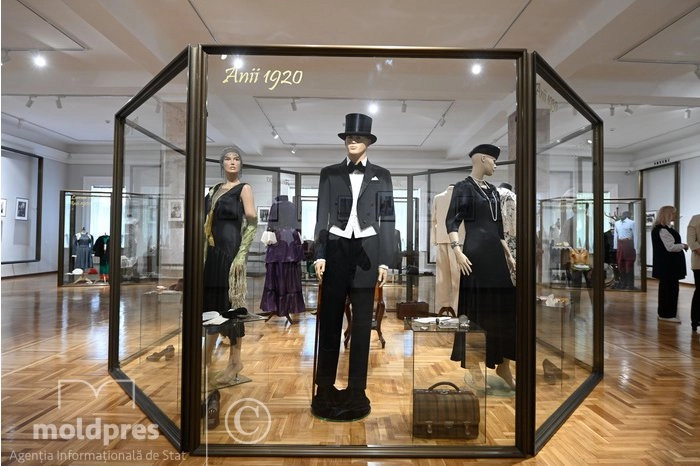 O expoziție despre moda și stilul de viață din secolul XX a fost vernisată la un muzeu din capitală