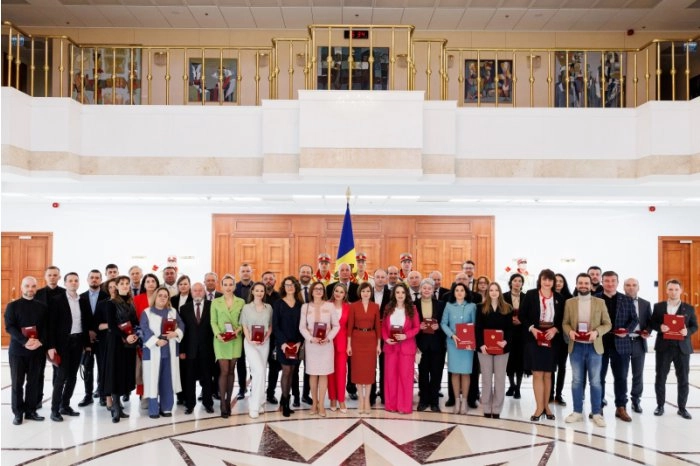 Președintele Maia Sandu a conferit distincții de stat mai multor oameni din diverse domenii de activitate