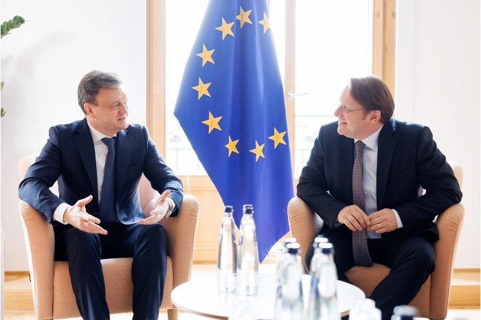 Prim-ministrul Dorin Recean, la întrevederea cu Olivér Várhelyi, Comisarul european pentru vecinătate și extindere: „O familie europeană mai largă înseamnă mai multă stabilitate, securitate și prosperitate”