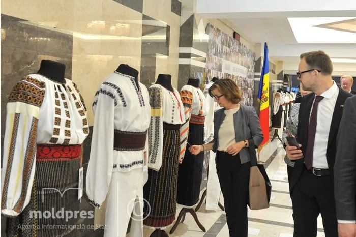 O expoziție de costume populare a fost organizată în clădirea Parlamentului