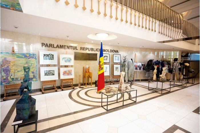 Lucrări ale absolvenților Academiei de Muzică, Teatru și Arte Plastice au fost expuse la Parlament