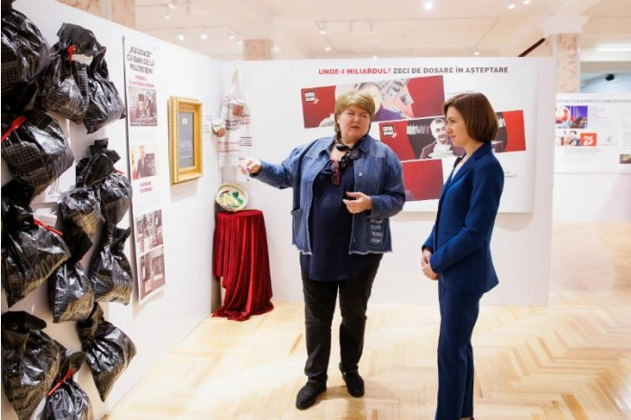 Președintele Maia Sandu a vizitat expoziția „Corupția și războiul”