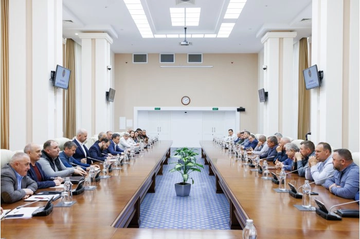 Premierul Dorin Recean, în discuții cu fermierii: „Guvernul va lua decizii în interesul agricultorilor din țara noastră”