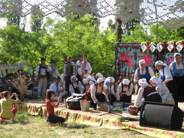 În satul Văleni s-a desfășurat Festivalul Național Folcloric „Dulce floare de salcâm’’