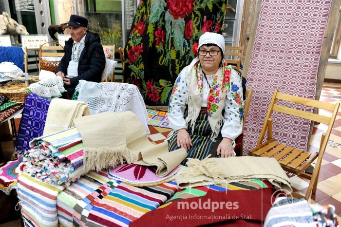 Meșteri populari din întreaga țară au participat la Târgul Național al Covorului