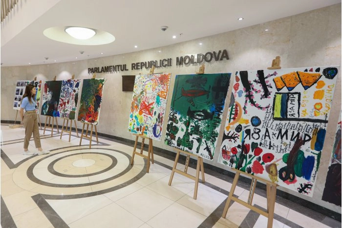 La Parlament a fost vernisată expoziția „Casa mea Ucraina”
