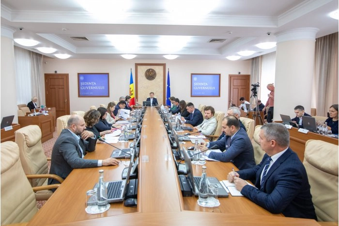 Guvernul a aprobat creșterea în mediu cu 15% a salariilor pentru personalul instituțiilor medico-sanitare publice