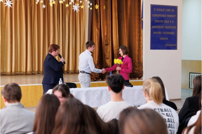 La Gura Galbenei, Cimişlia, șefa statului a vorbit cu liceenii despre implicare, democrație și aderarea Moldovei la UE