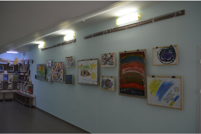 O expoziție de artă plastică a copiilor refugiați din Ucraina a fost vernisată la o bibliotecă din capitală
