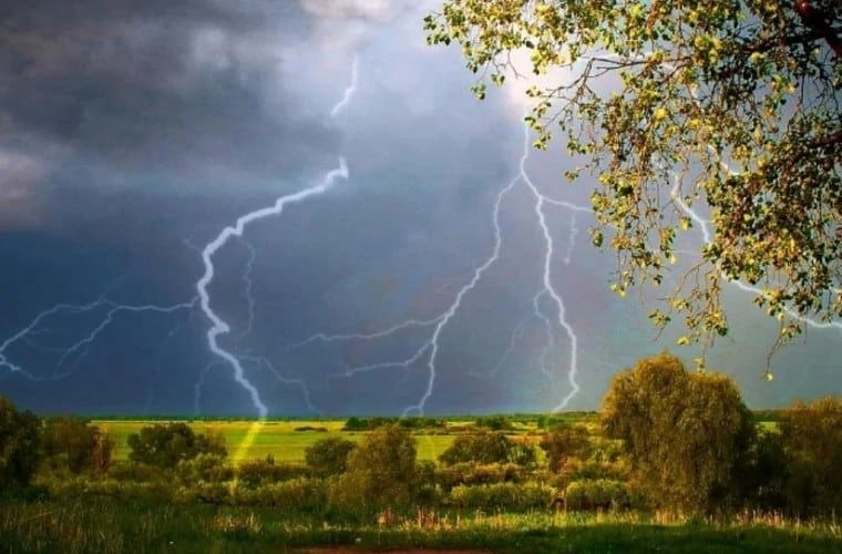 Meteorologii au extins şi pentru astăzi Codul galben de instabilitate atmosferică