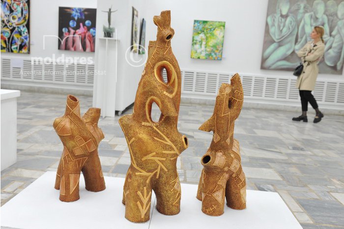 Peste 100 de artiști plastici și-au prezentat lucrările la expoziția ”Salonul de primăvară”