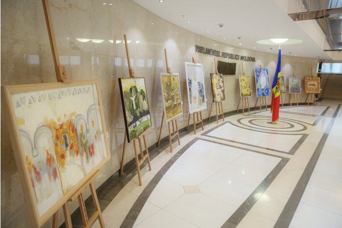 Parlamentul găzduiește o expoziție de artă cu tematică pascală