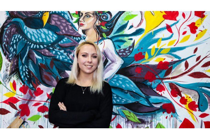 O tânără pictoriță din Bălți transformă hainele în opere de artă