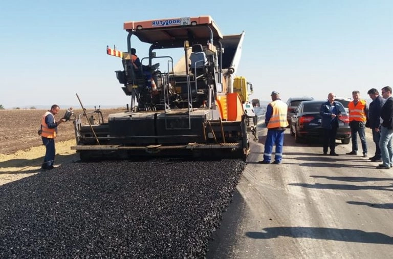 Mai multe drumuri locale au fost reparate din contul dublării transferurilor de la buget către primării