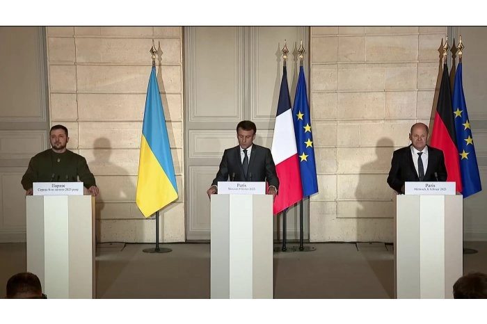 Volodimir Zelenski a cerut la Paris armament greu şi avioane