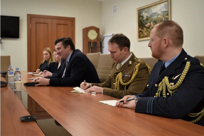 Vicepremierul pentru reintegrare a avut o întrevedere cu ministrul Apărării din Marea Britanie