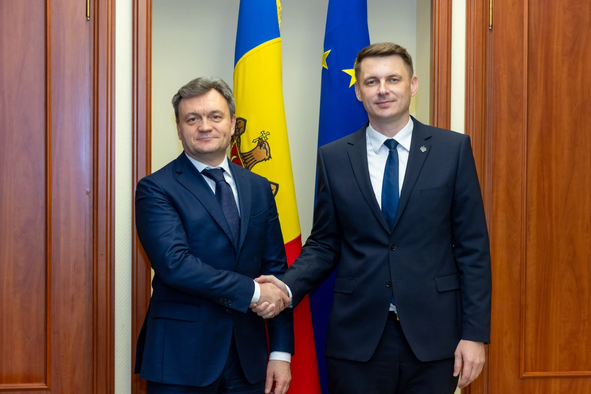 Premierul Dorin Recean, în dialog cu președintele interimar al Senatului României, Mircea Abrudean