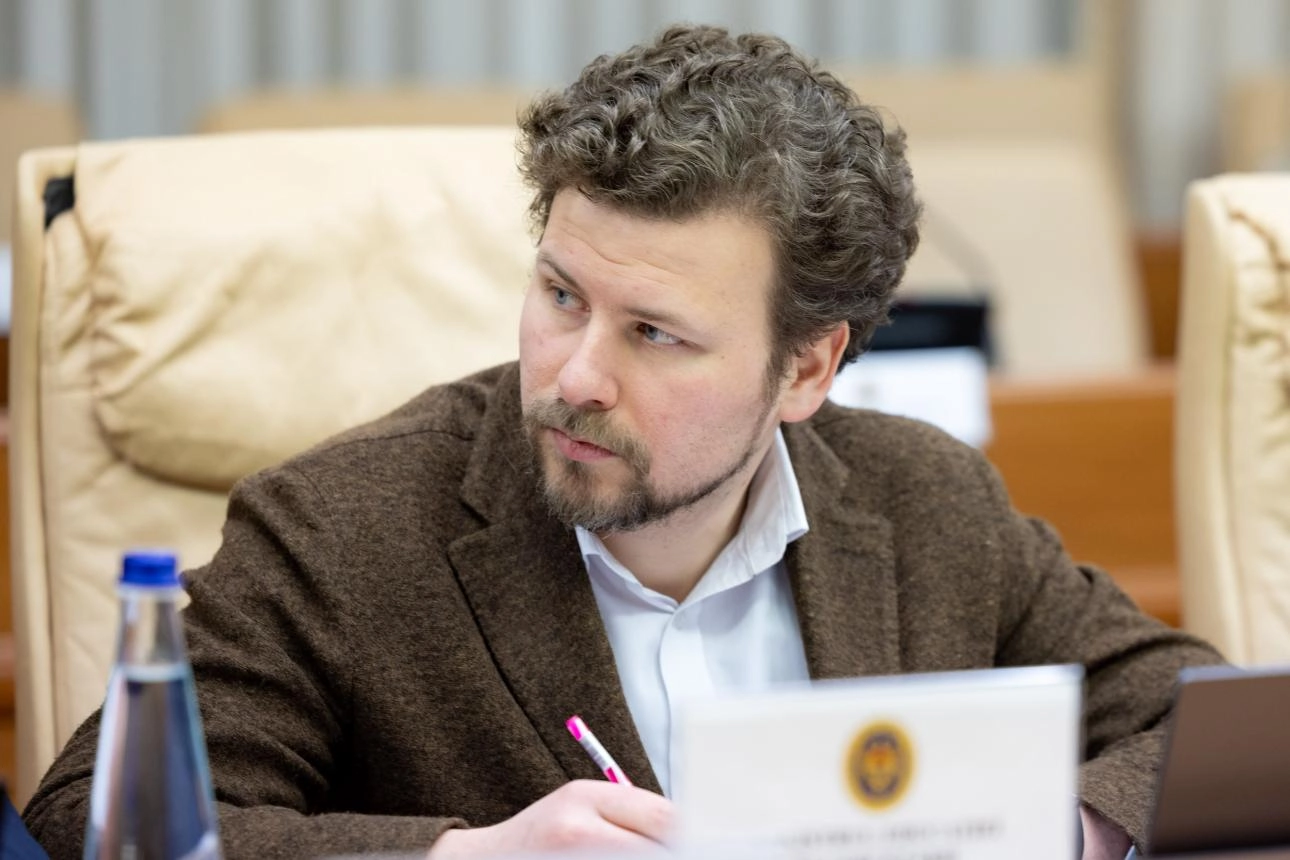 Guvernul actualizează Codul Educației: „Îndeplinim astfel mai multe solicitări venite din sector și de la părinți”