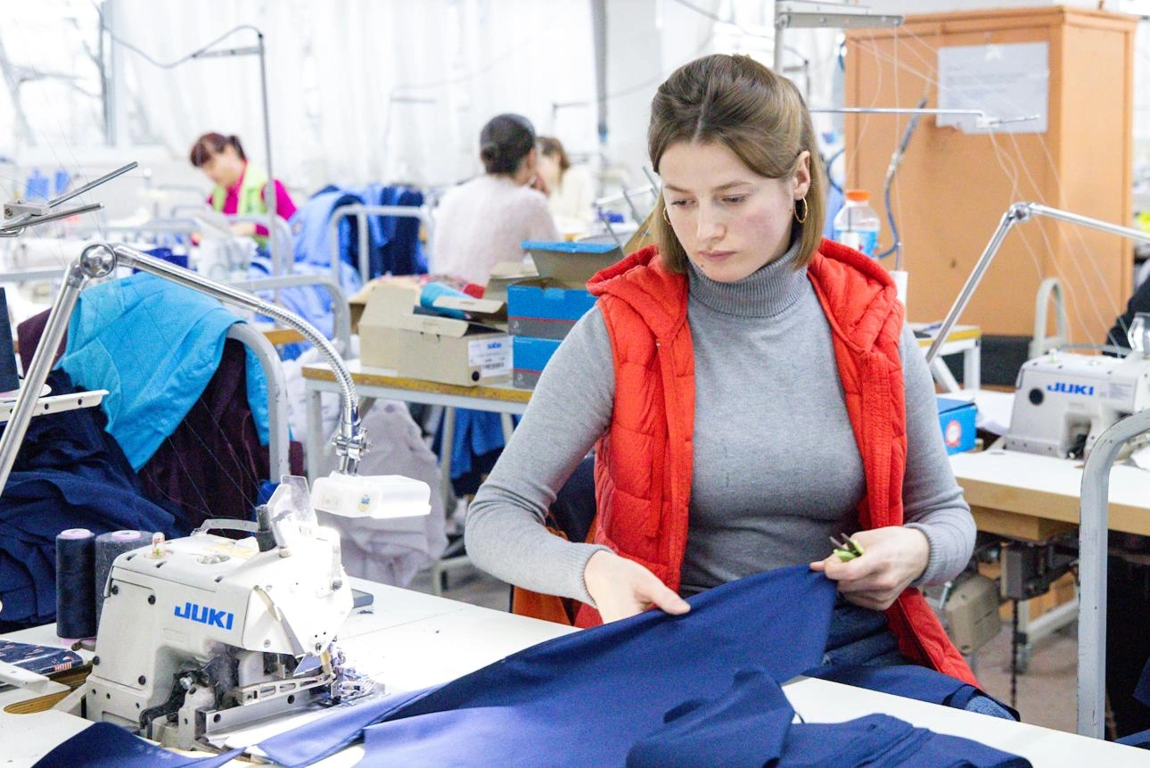 Premierul Alexandru Munteanu: „Industria ușoară din Republica Moldova are viitor, atunci când investim în oameni, în creativitatea și curajul lor de a inova”