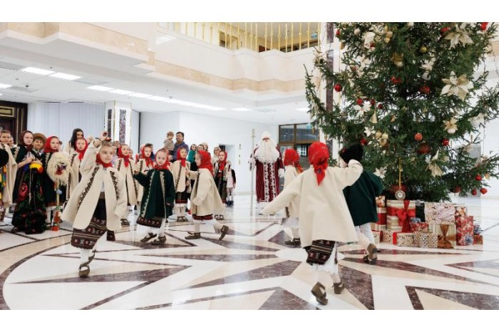 Președinția a inaugurat Pomul de Crăciun și deschide ușile pentru vizitatori