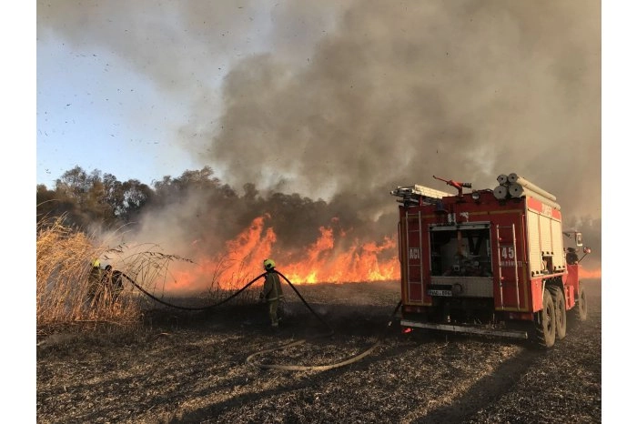 Incendiu în satul Văleni. Sondele de petrol din zonă sunt amenințate