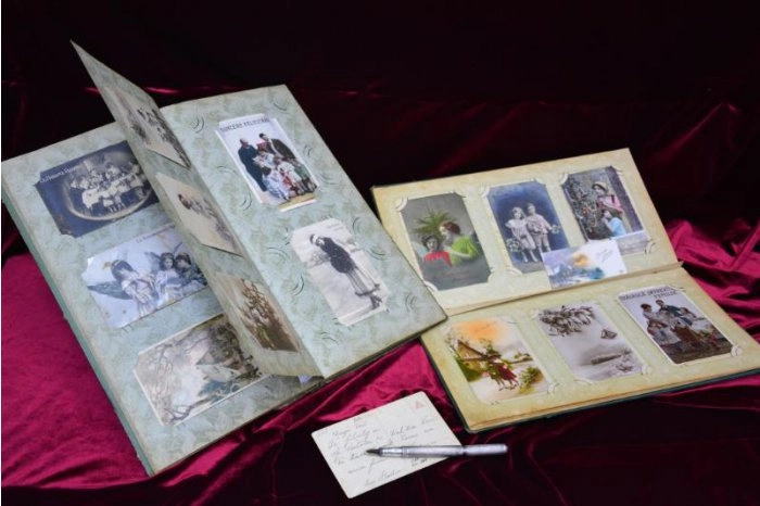 O expoziție de cărți poștale dedicate sărbătorilor de iarnă a fost deschisă la un muzeu din capitală