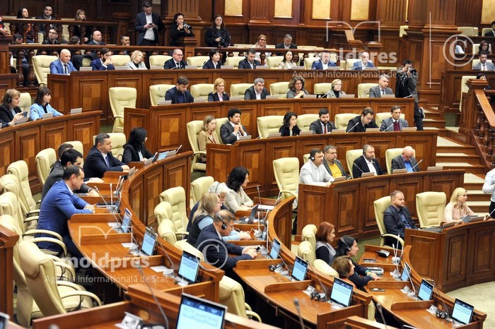 Funcționarii publici vor putea desfășura activități remunerate în proiectele implementate de UE