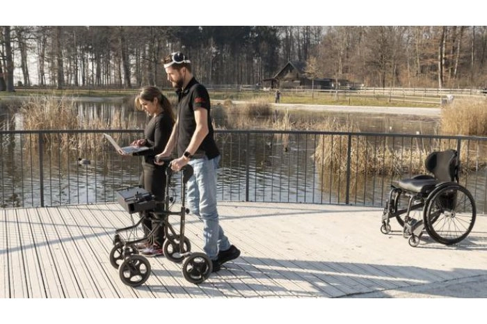 Tehnologia l-a ajutat pe un bărbat paralizat să meargă din nou