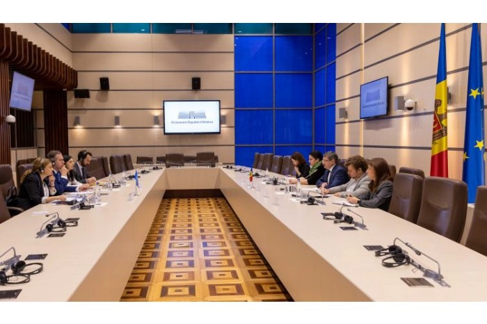 Președintele Parlamentului a discutat cu directorul adjunct al UNFPA despre provocările prin care trece R. Moldova