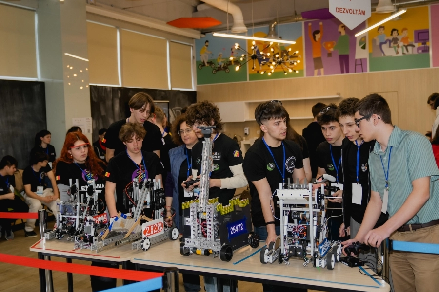 Prima ediție a FIRST Tech Challenge: Elevi din R. Moldova au construit și programat un robot avansat din punct de vedere ingineresc