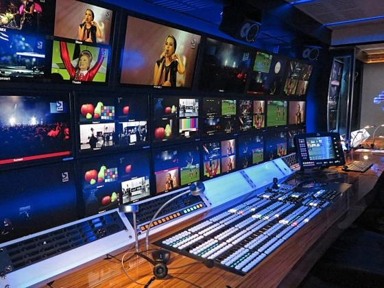 Radiodifuzorii ar putea fi obligați să asigure o cotă de 50% de conținut în limba română. Consiliul Audiovizual solicită Parlamentului și Ministerului Culturii revizuirea Codului Serviciilor Media Audiovizuale