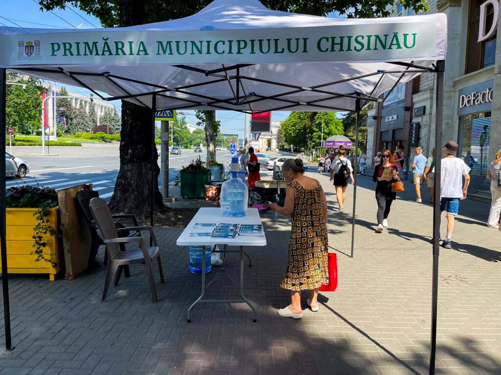 În Chișinău au fost amenajate puncte de distribuire a apei potabile în contextul caniculei