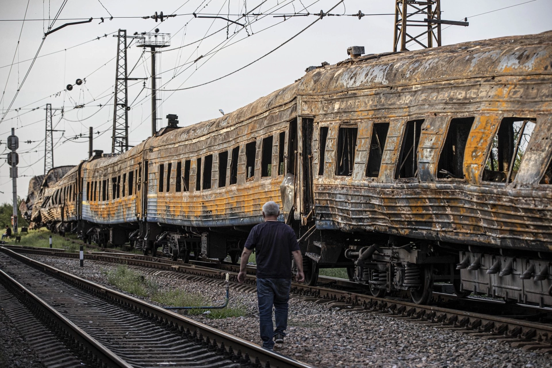 POLITICO: După infrastructura energetică, Rusia atacă tot mai mult rețeaua de căi ferate din Ucraina