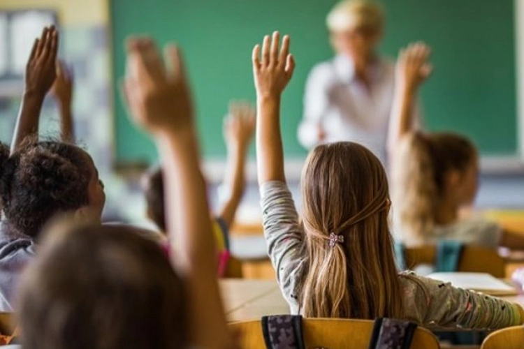 Ministrul Dan Perciun explică cum va fi acordat ajutorul de 1000 de lei pentru elevii din clasele primare și gimnaziale