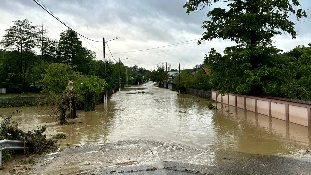 Meteorologii avertizează asupra riscului de inundații locale din cauza ploilor torențiale